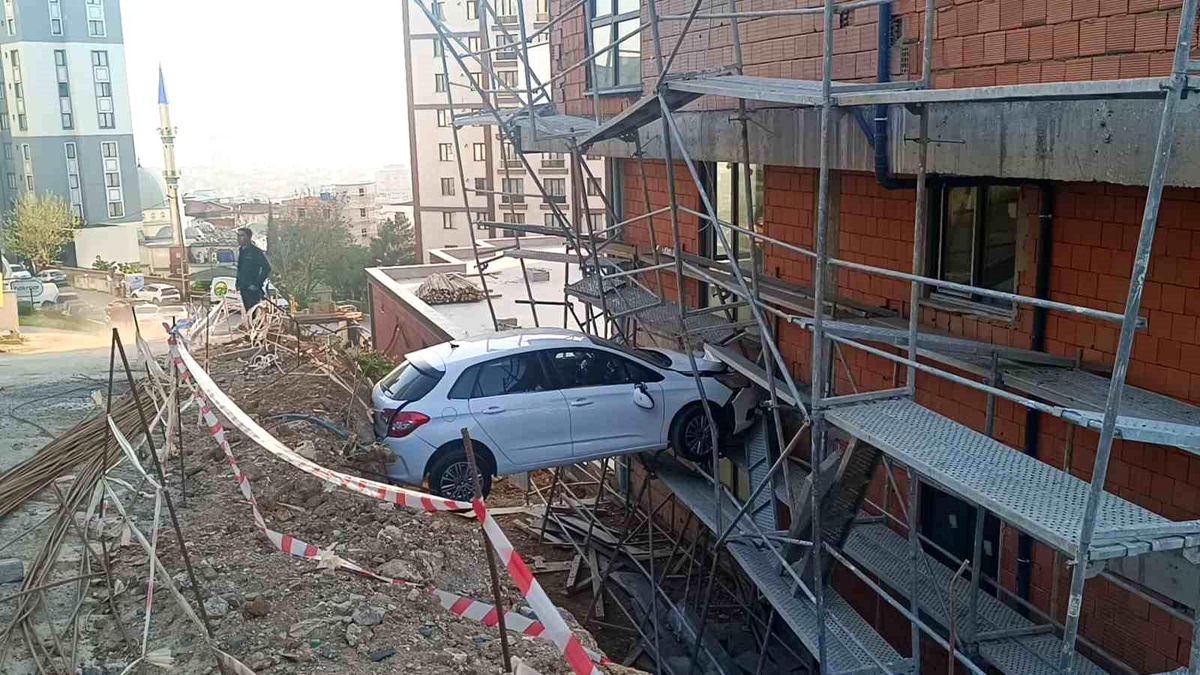 Kartal\'da Otomobil İnşaatta Asılı Kaldı