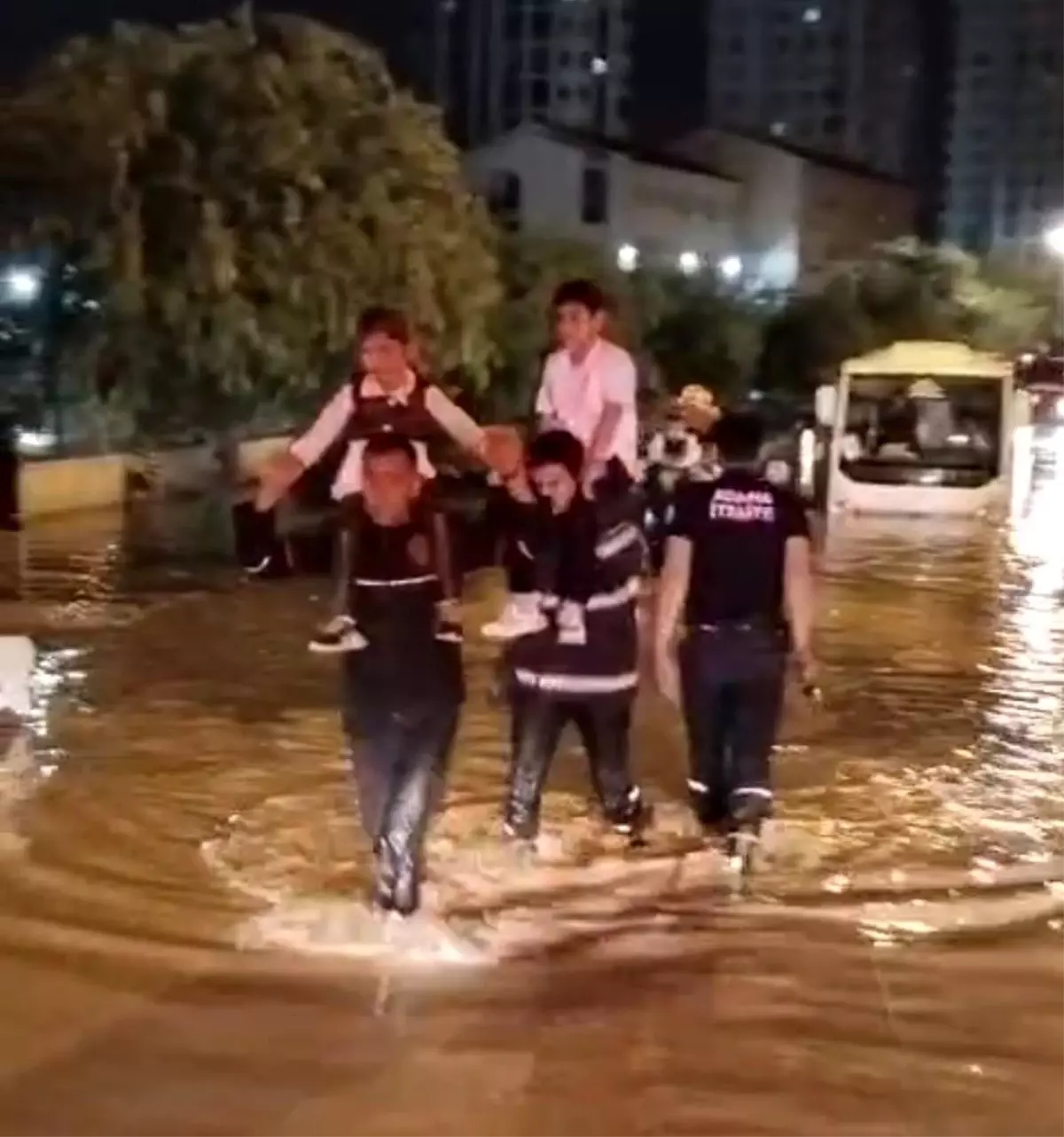 Adana\'da Yağmur Felaketi: Yollar Göle Döndü, Belediyeye Tepkiler Yağdı