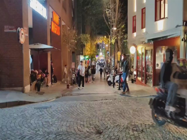 İstanbul'daki 4.3 büyüklüğündeki depremin ardından halk sokaklara çıktı