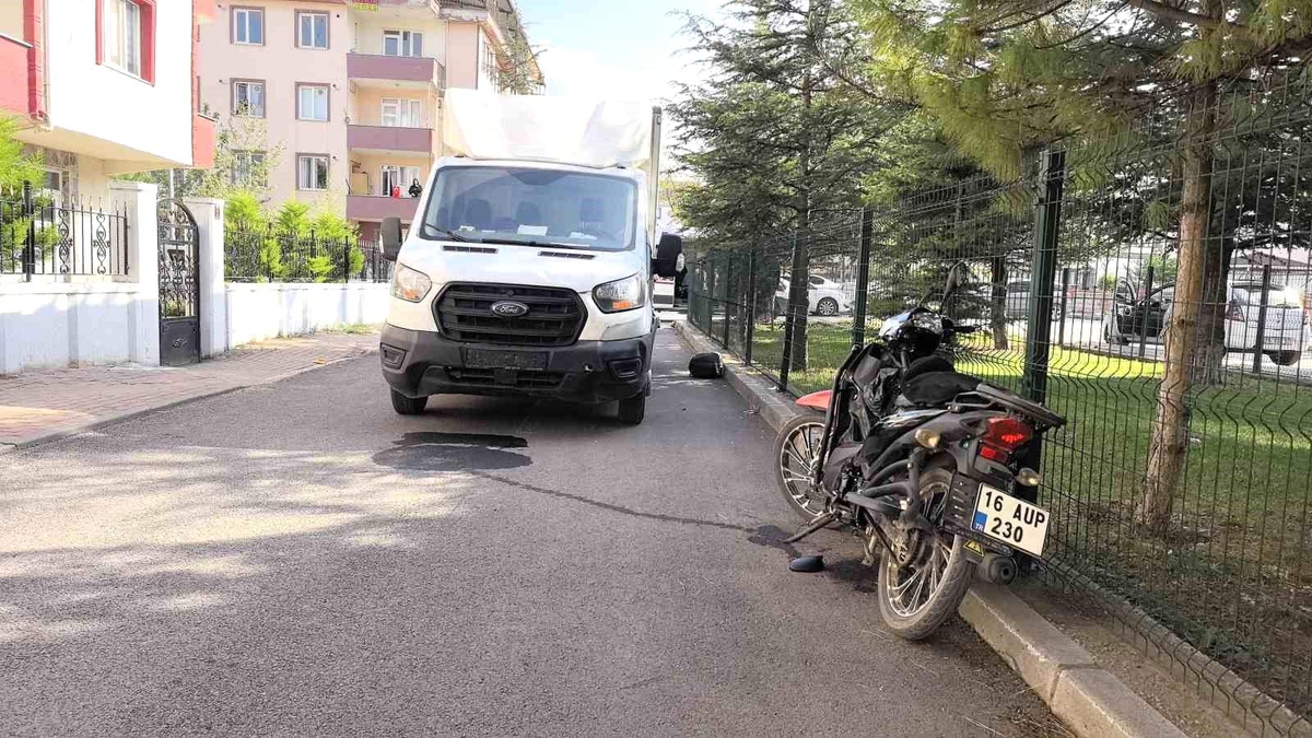 İnegöl\'de Motosiklet Kazası: Sürücü Ağır Yaralı