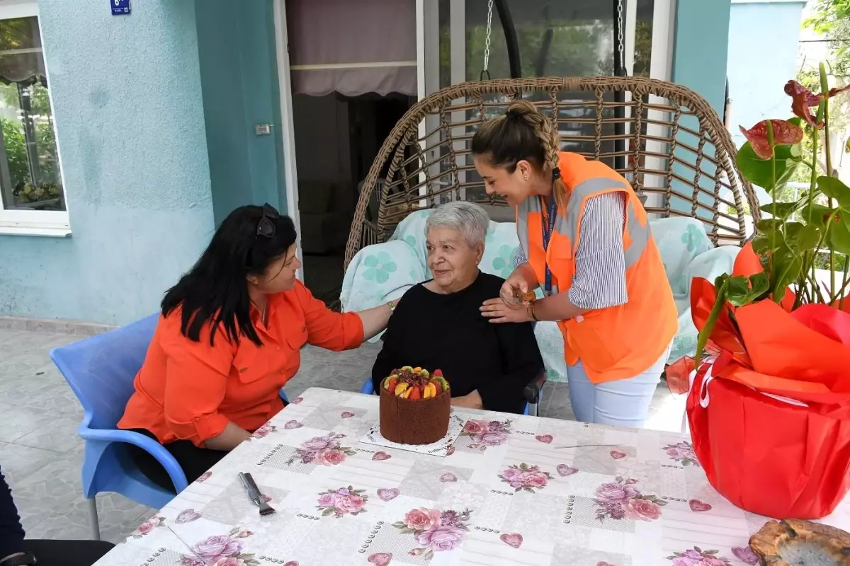Kuşadası\'nda 80 Yaşındaki Bilge Eltez\'e Sürpriz Doğum Günü Kutlaması