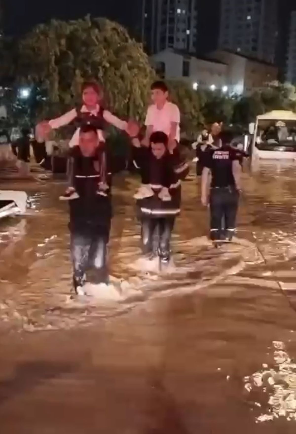 Adana\'da İtfaiye, Su Bastığı Yolda Çocukları Kurtardı