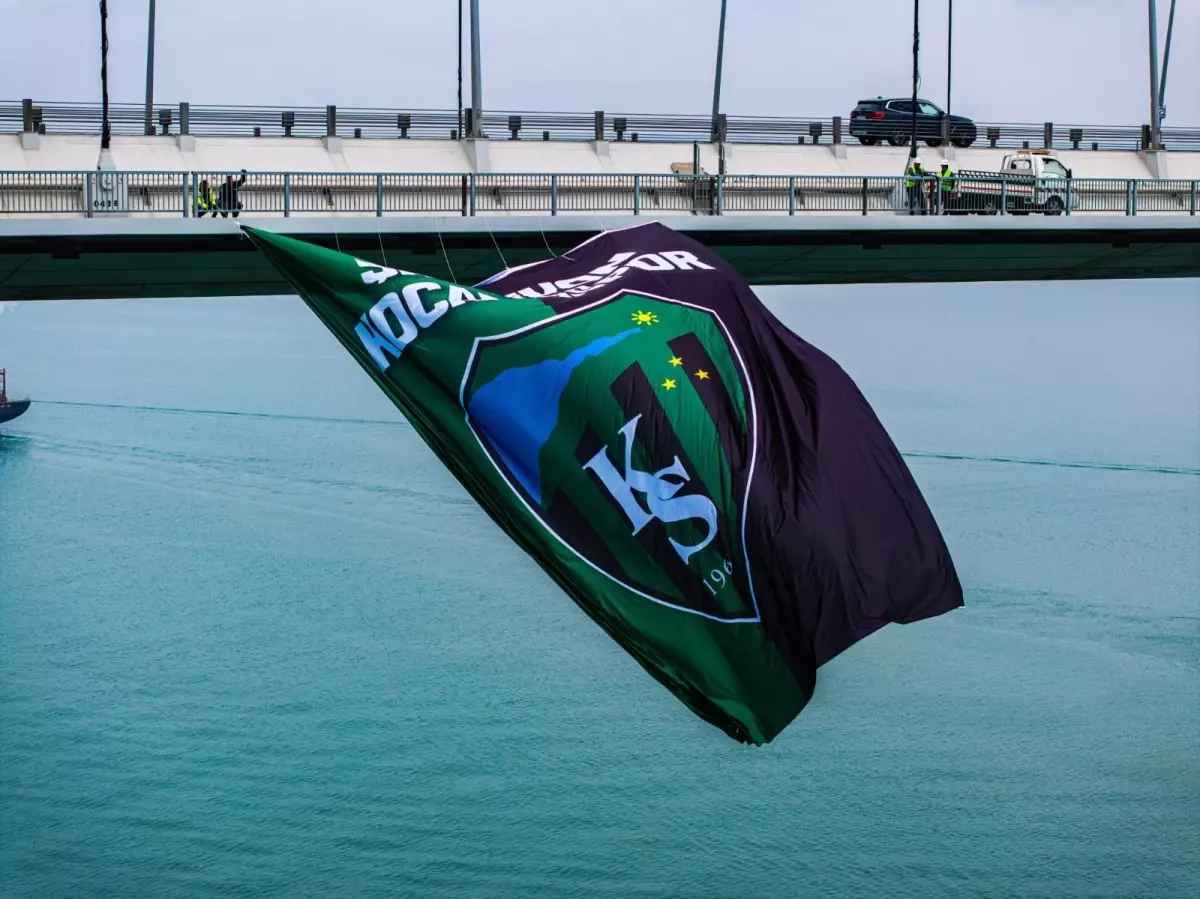 Kocaelispor Bayrağı Osmangazi Köprüsü\'nde