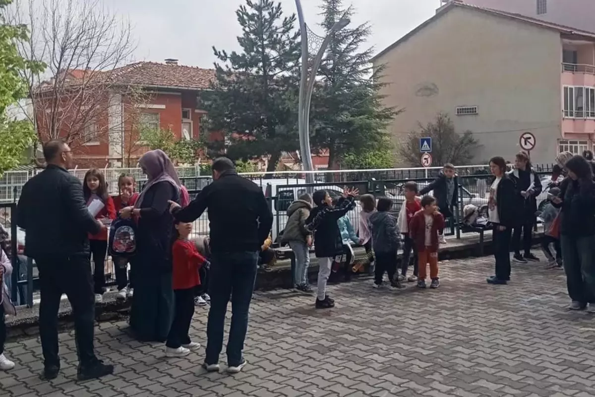 Simav\'da peş peşe 3 deprem; \'Bir sürü küçük fay var, fırtına yaşanabilir\' uyarısı