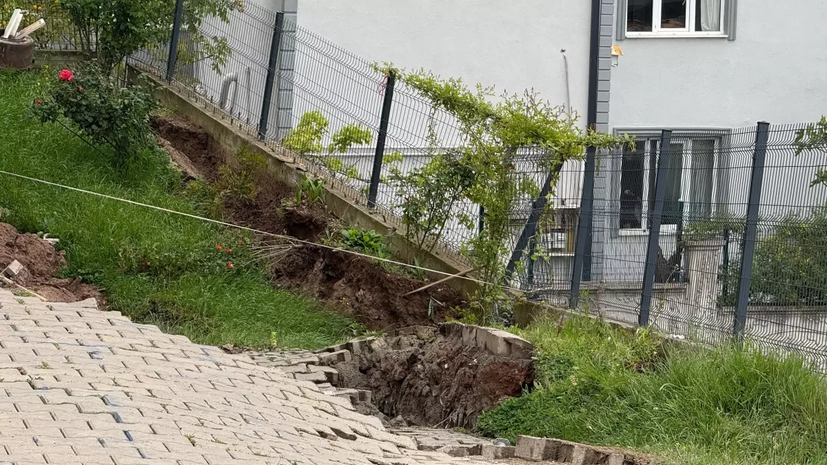 Serdivan\'daki Apartmanda Çökme Tehlikesi