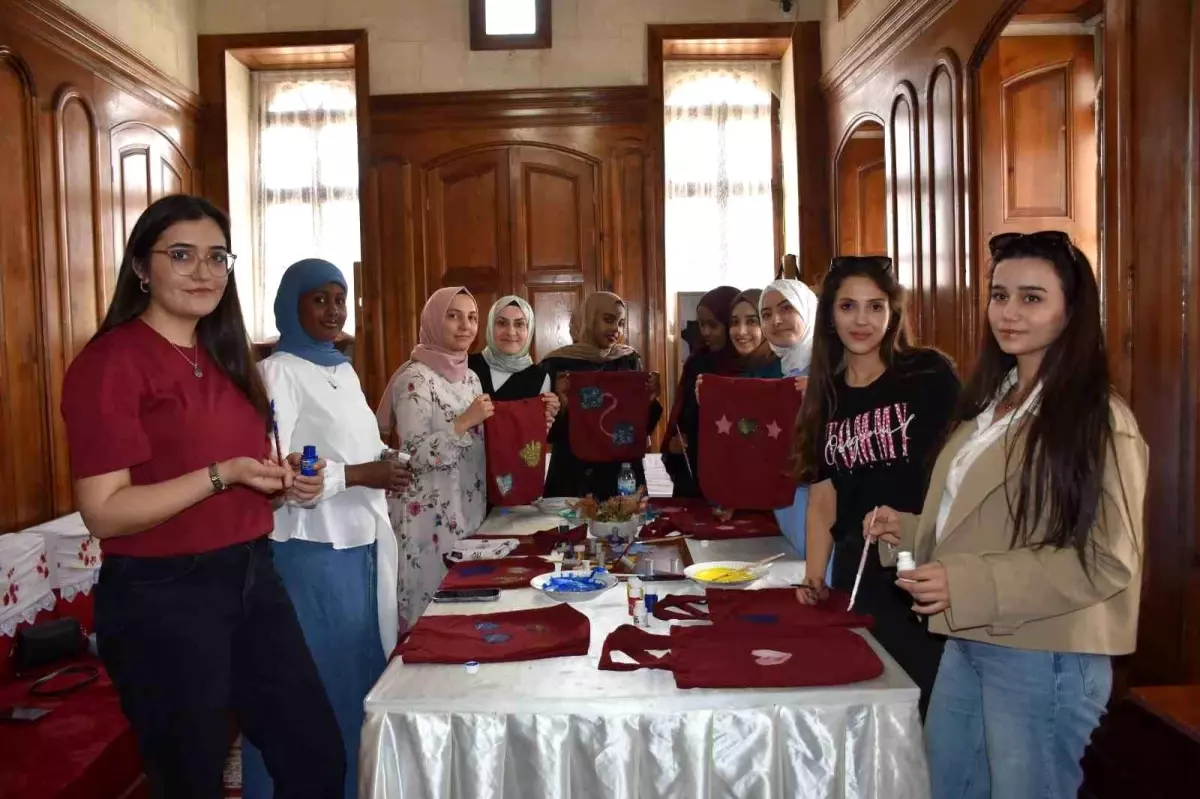 Gaziantep\'te Yabancı Öğrencilerden El Yapımı Çanta Tasarımı Atölyesi