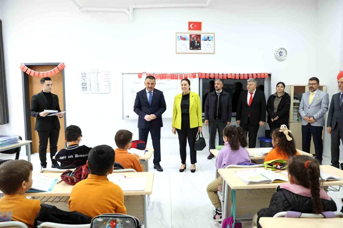 Zonguldak\'ta Öğrencilere Bilim Dergisi Dağıtımı