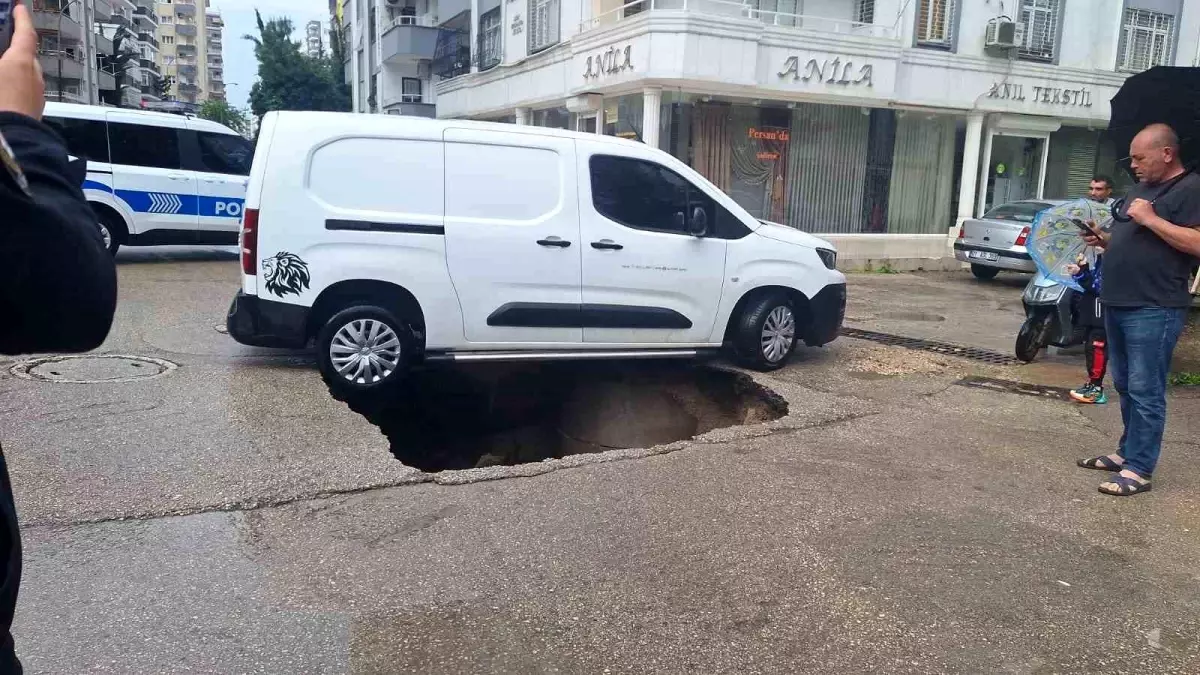 Adana\'da Şiddetli Yağmur Yol Çöktürdü