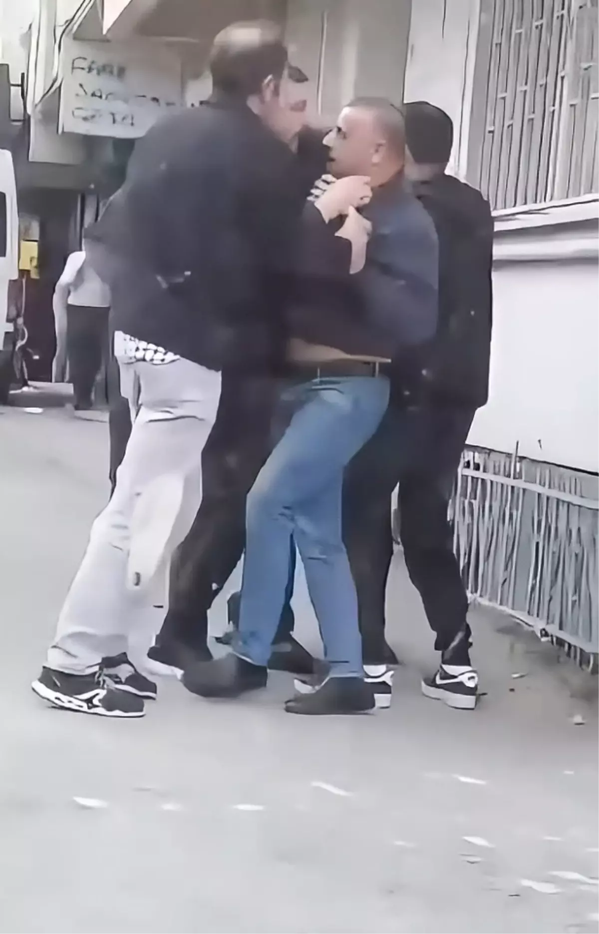 İstanbul\'da Deprem Sonrası Kavga