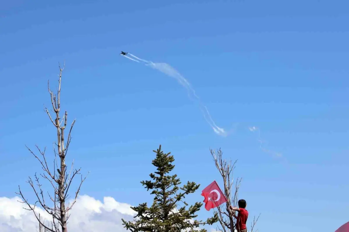 SOLOTÜRK Erzurum\'da Gösteri Uçuşu Gerçekleştirdi