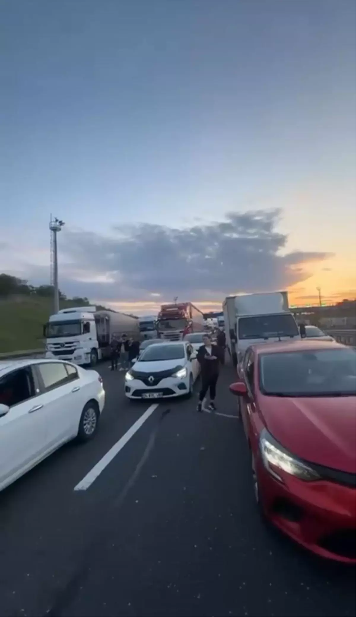 Kuzey Marmara Otoyolu\'nda büyük korku! Seyir halindeki TIR cayır cayır yandı