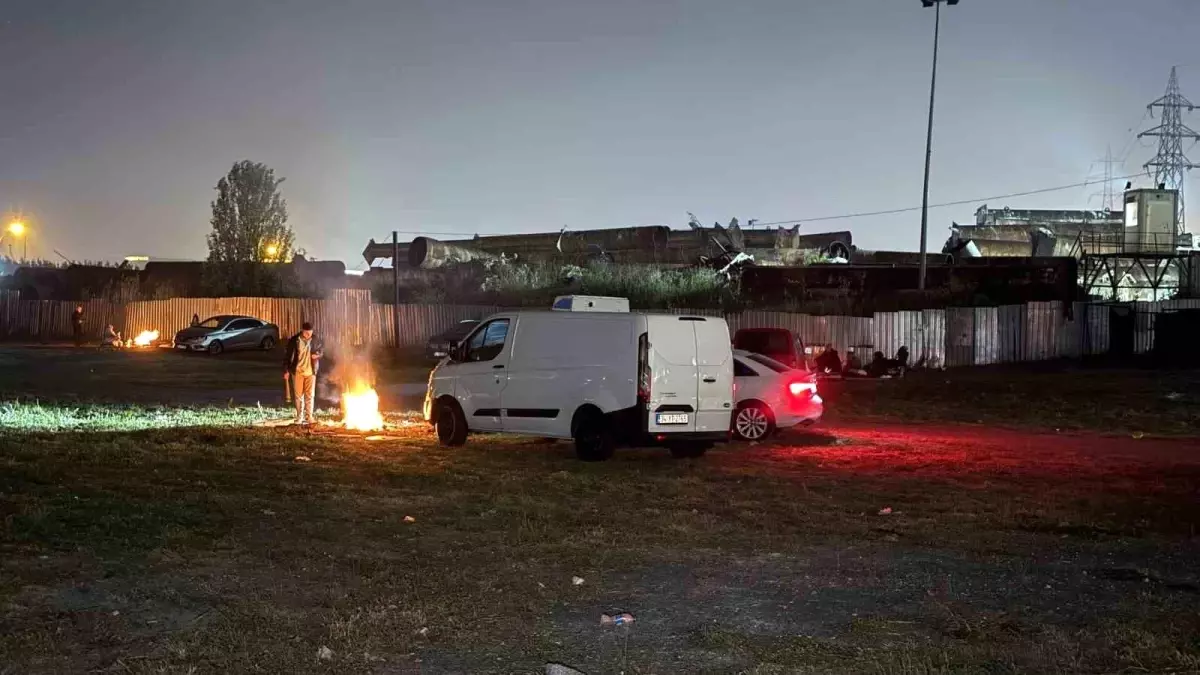 İstanbul\'da Deprem Sonrası Sokakta Geceleyenler