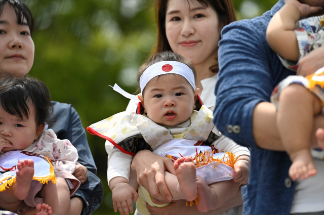 Japonya'da asırlık ilginç gelenek, ilk ağlayan bebek kazandı