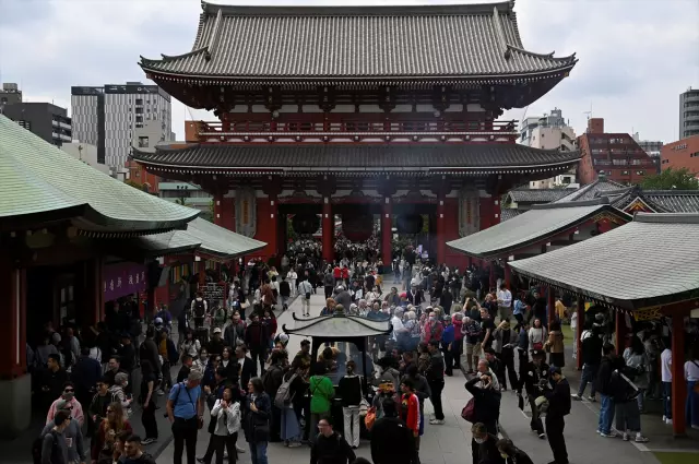 Japonya'da asırlık ilginç gelenek, ilk ağlayan bebek kazandı