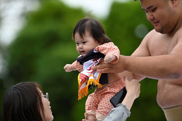 Japonya'da asırlık ilginç gelenek, ilk ağlayan bebek kazandı