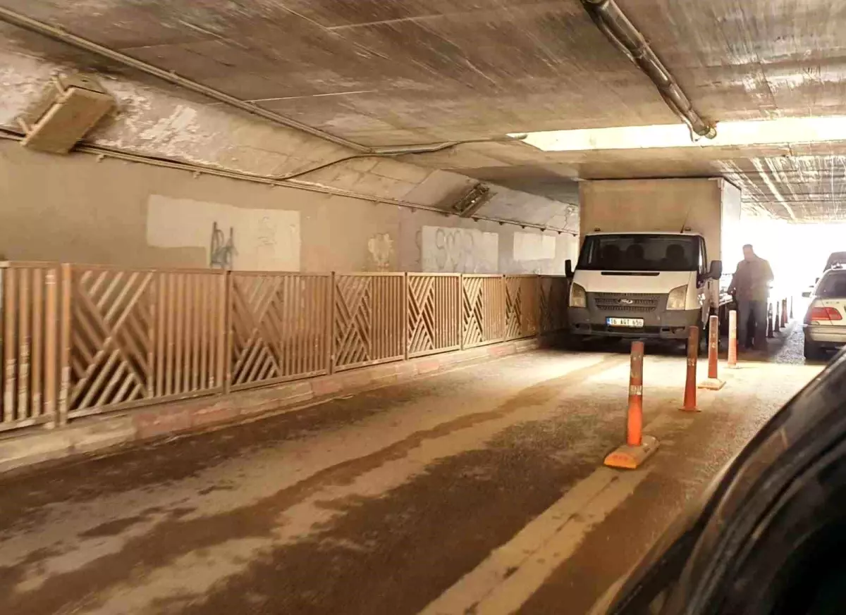 İnegöl\'de Kamyonet Alt Geçitte Sıkıştı