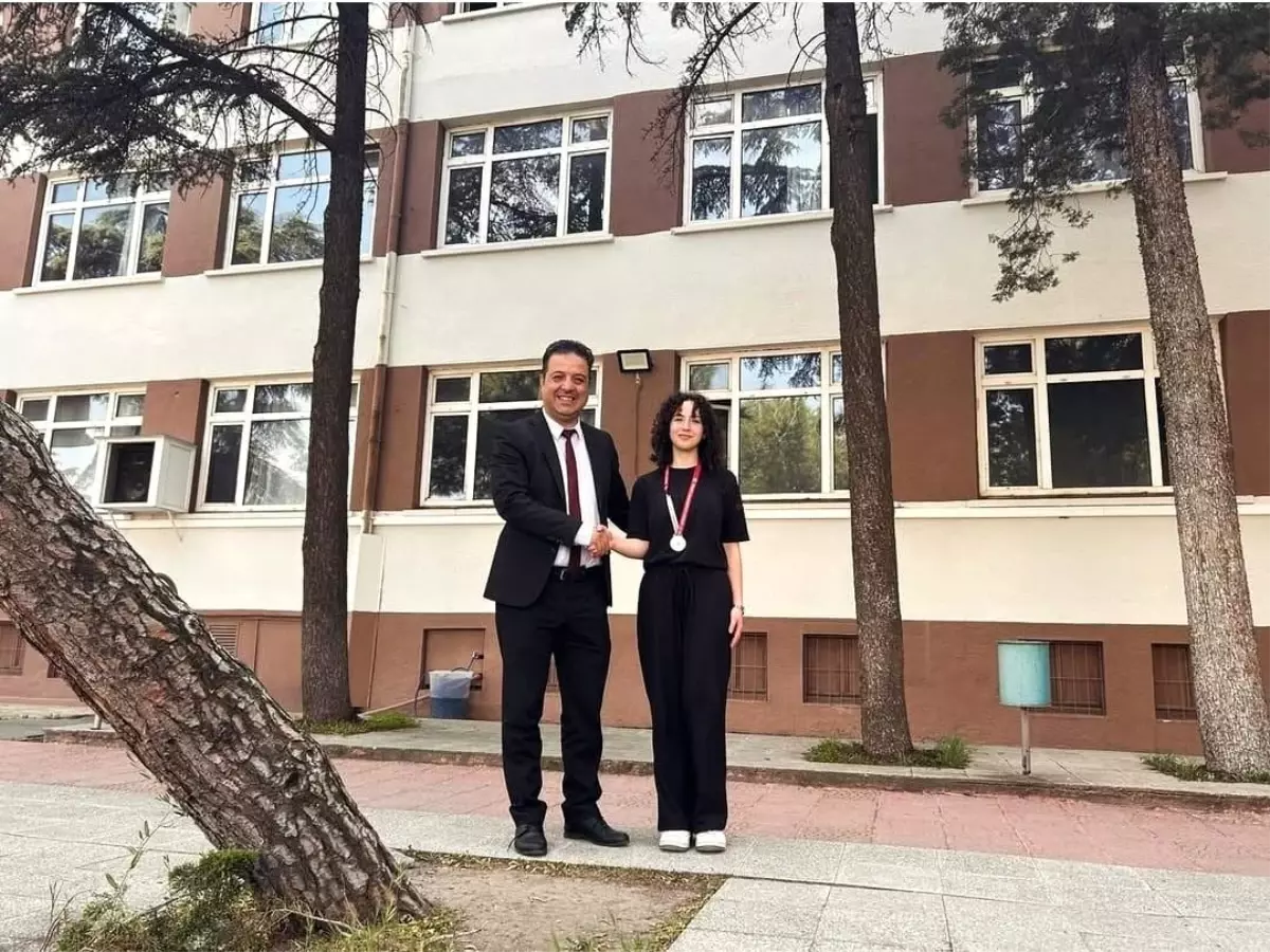 Betül Sarfın Taekwondo\'da İkincilik Kazandı