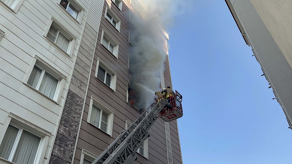 Turgutlu\'da Apartman Yangını: 6 Kişi Hastaneye Kaldırıldı
