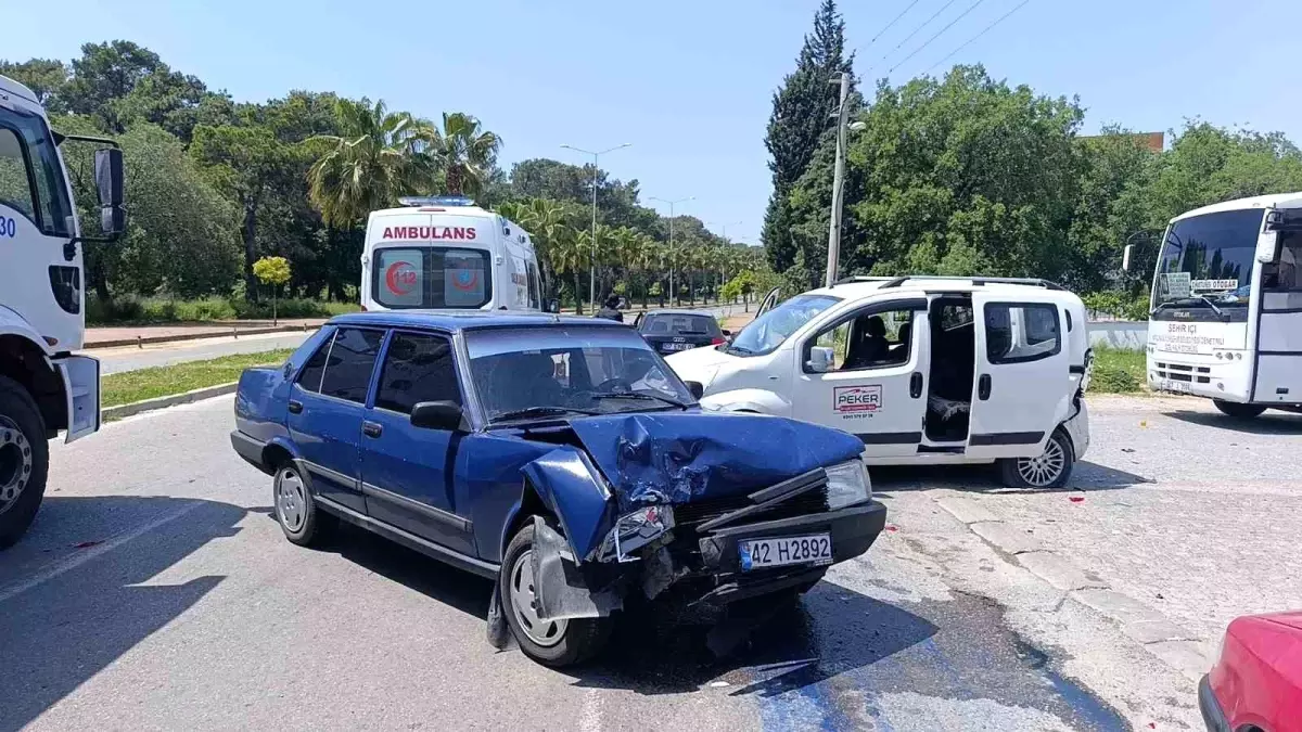 Manavgat\'ta Trafik Kazası: Bir Yaralı