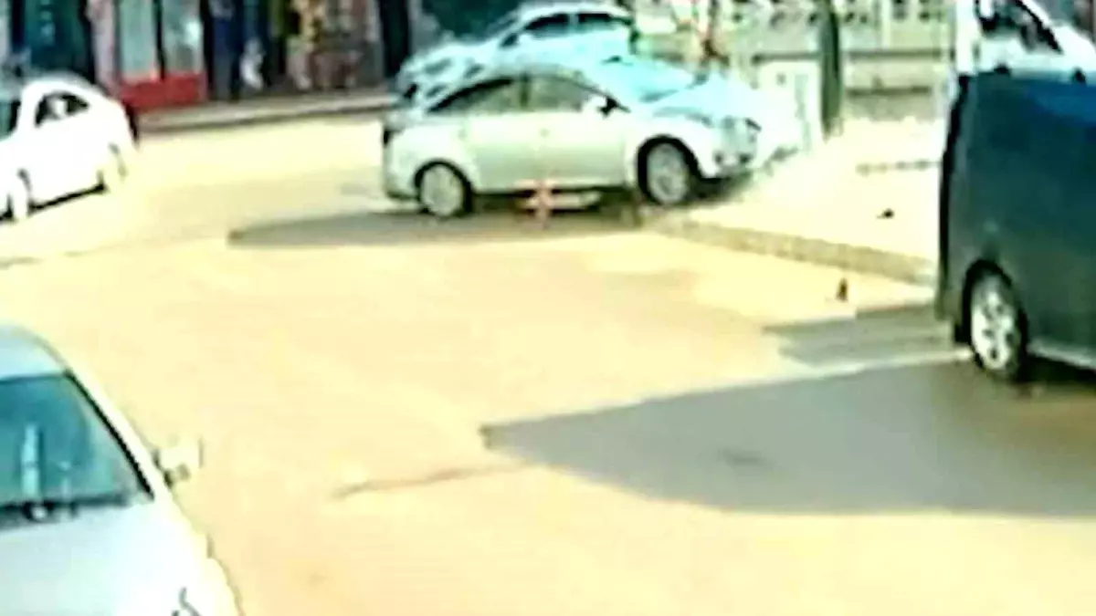 Çorum\'da Otomobil Elektrik Panosuna Çarptı