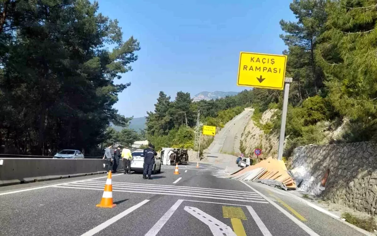 Muğla\'da Freni Patlayan Kamyon Kaza Yaptı