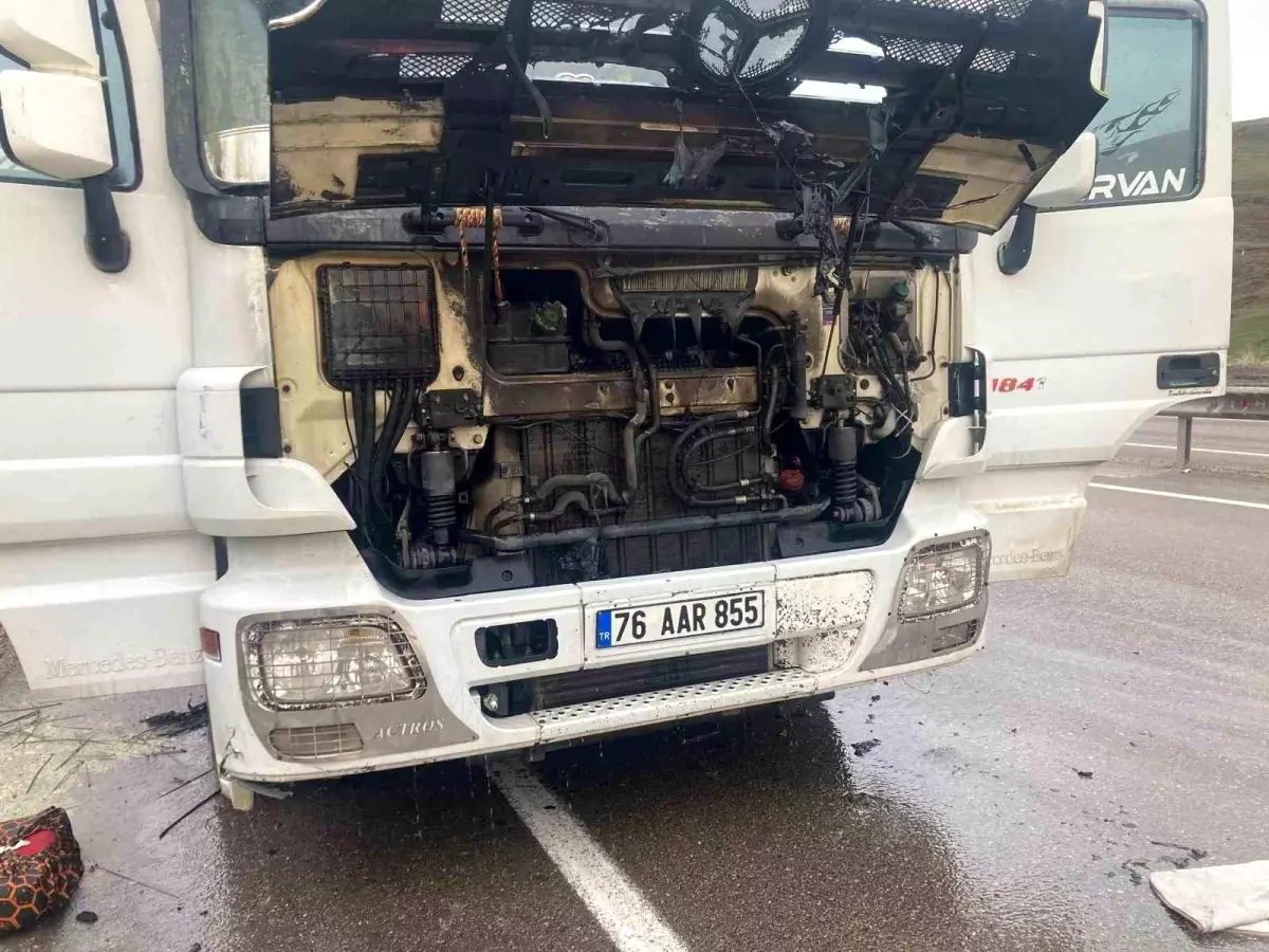 Aşkale\'de Seyir Halindeki Tırda Yangın Çıktı