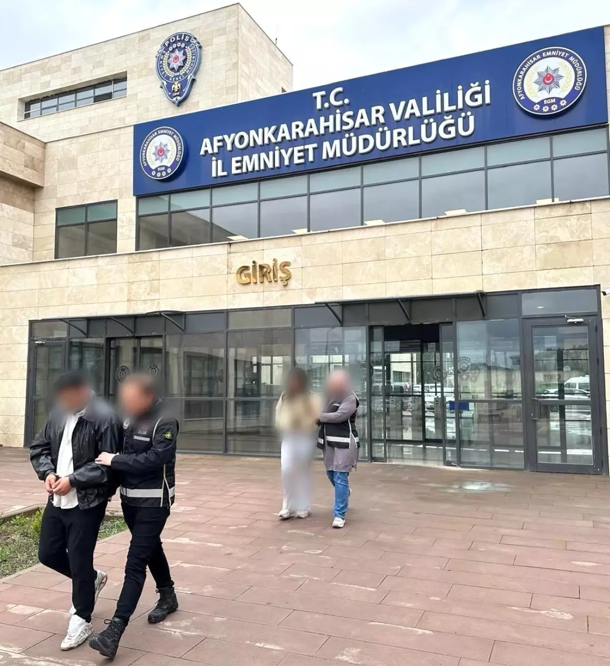 Kamu Görevlisi Maskesiyle Vurgun