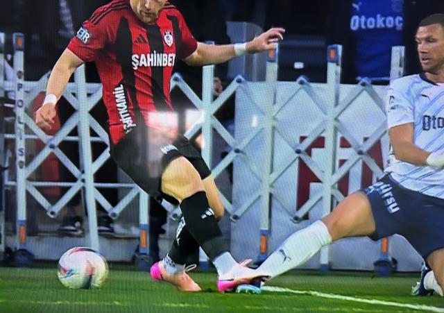 VAR devreye girmedi! İşte Fenerbahçe'nin penaltı beklediği pozisyon