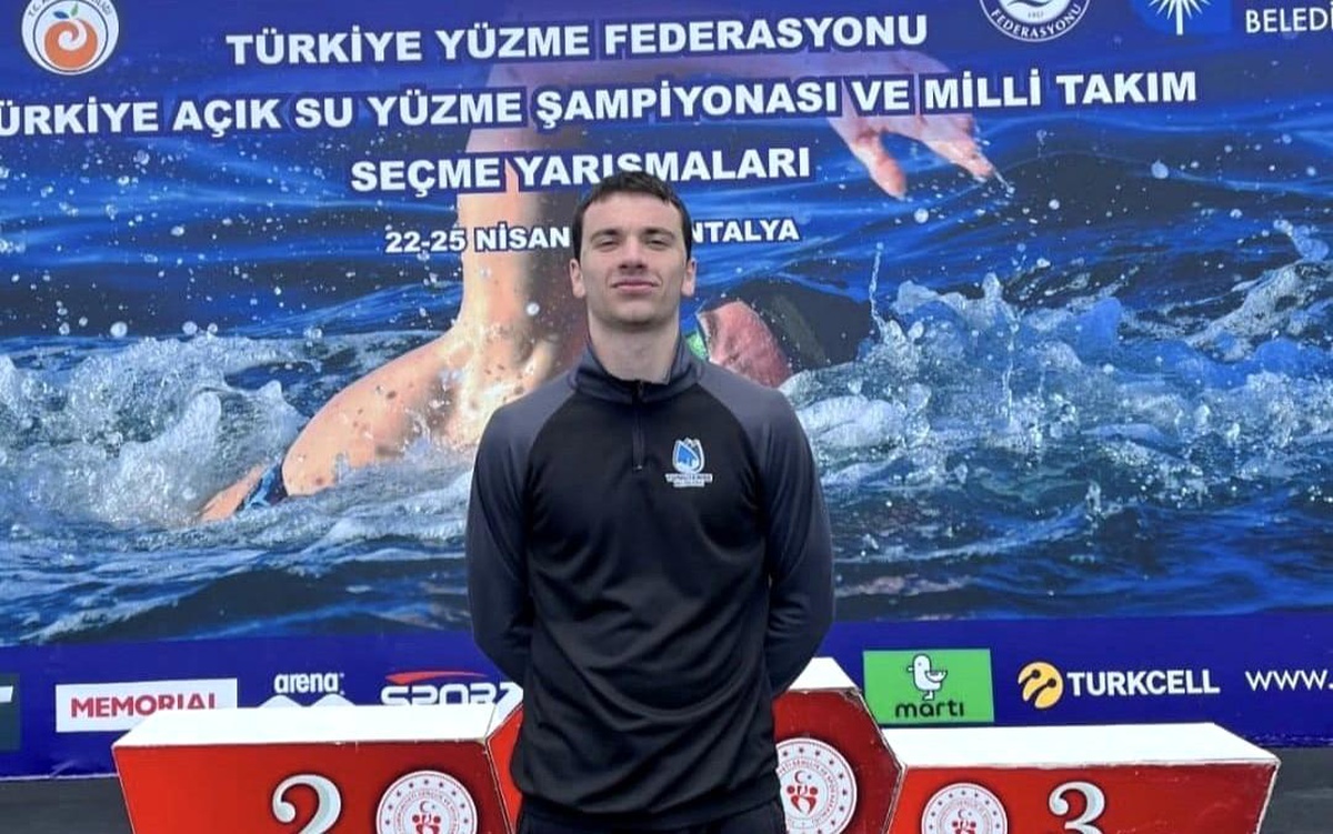 Umut Özköylü Türkiye Açık Su Yüzme Şampiyonası\'nda Altın Madalya Kazandı