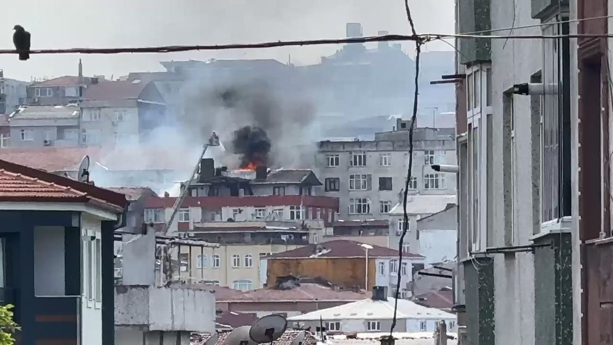 Bağcılar\'da Bina Çatısında Yangın!