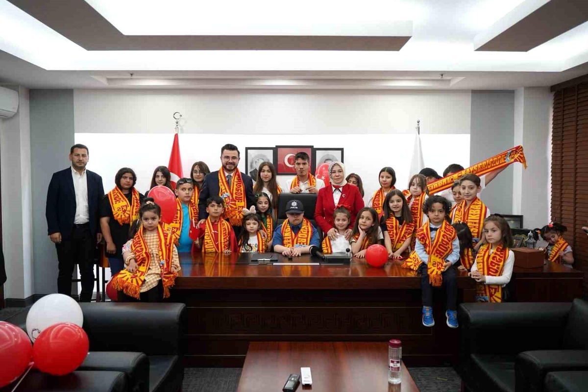 Çocuklara Kayserispor Atkısı Hediye