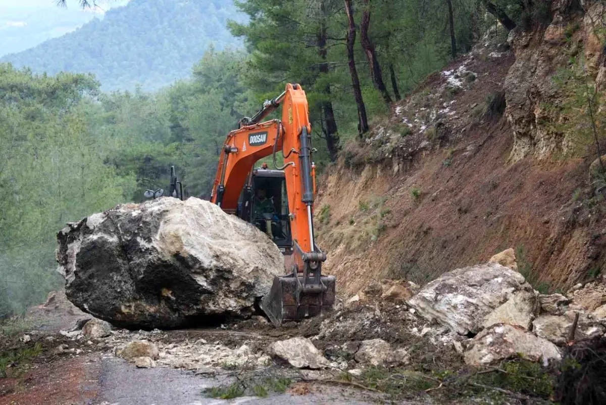 Mersin\'de Dolu ve Yağış Tarım Arazilerine Zarar Verdi