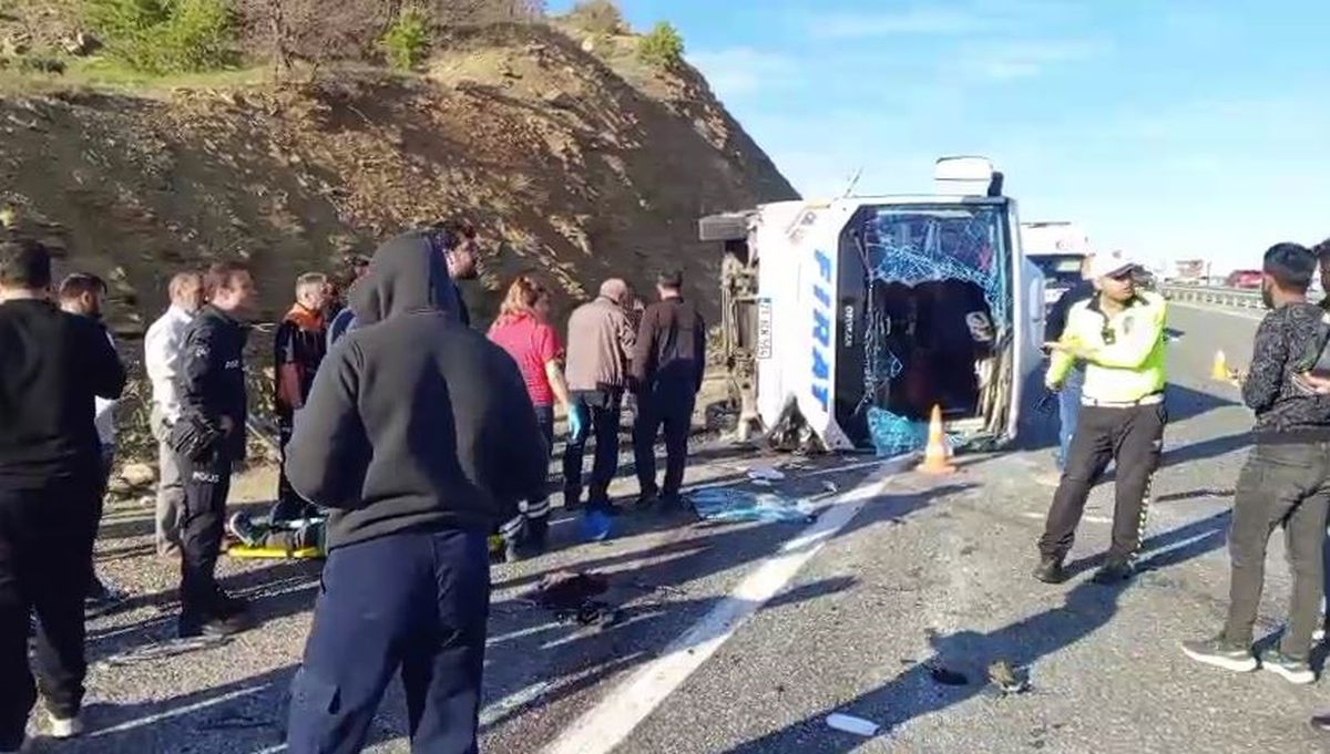 Diyarbakır\'da Midibüs Devrildi: 25 Yaralı