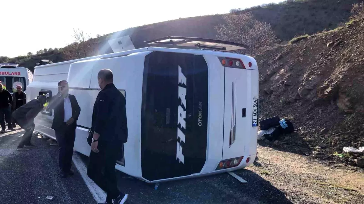 Elazığ\'da Midibüs Devrildi: Çok Sayıda Yaralı