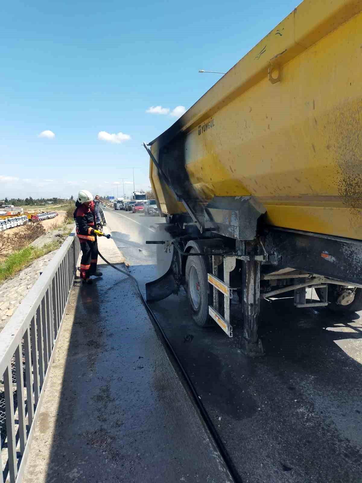 Malatya\'da Hafriyat Kamyonunda Yangın Çıktı