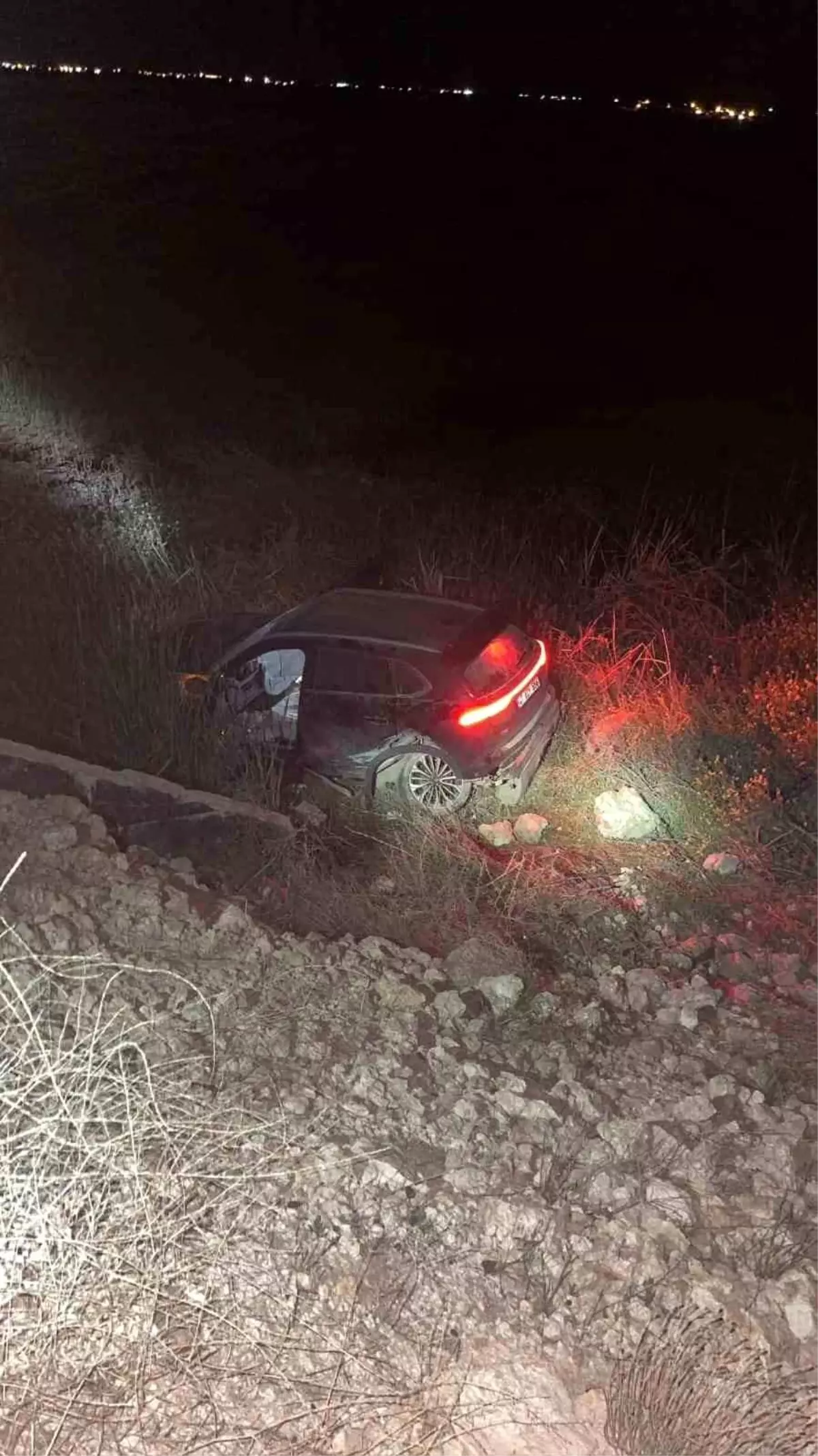 Kızıltepe\'de cip şarampole devrildi: 2 yaralı