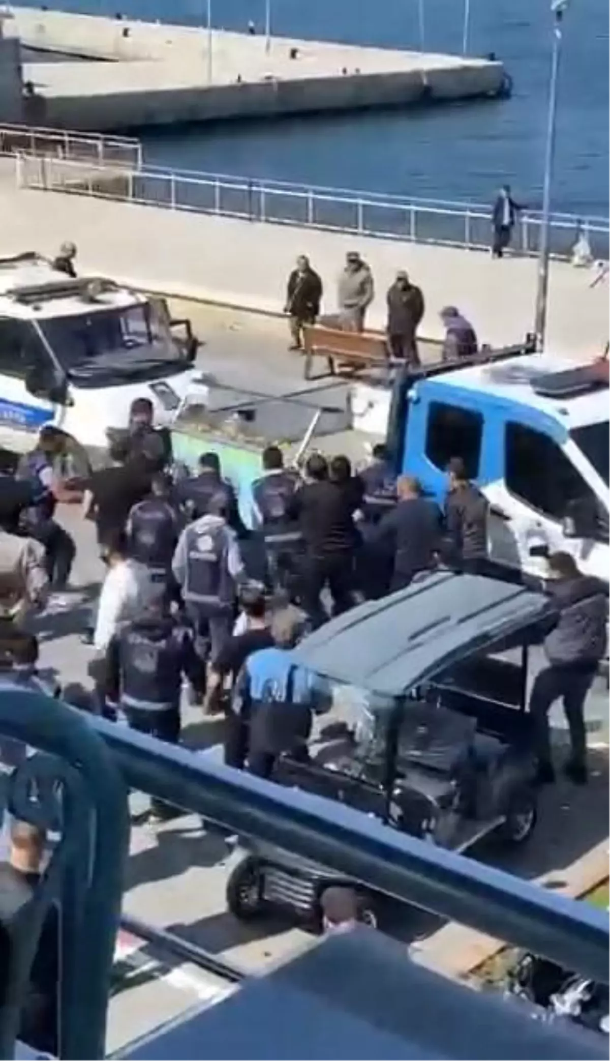 Bursa\'da Seyyar Satıcılara Operasyon: 12 Tezgah El Kondu