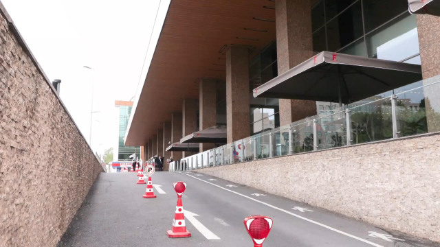 Sırrı Süreyya Önder'in kaldığı hastanenin karşısına asılan afişler dikkat çekti