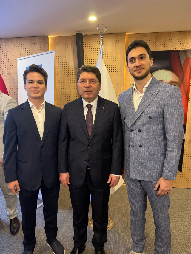 USKAİD'in genel kuruluna Adalet Bakanı Tunç'tan sürpriz ziyaret