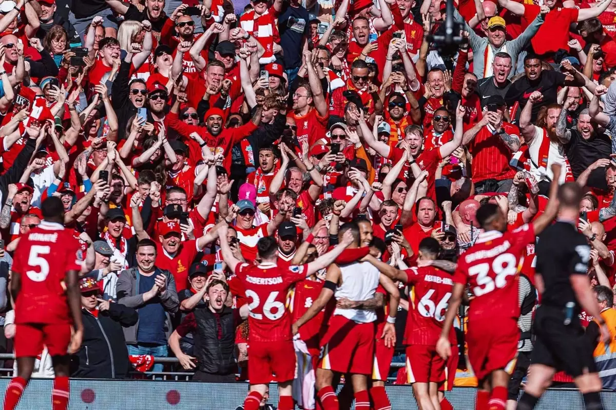 Zirvede kupalar eşitlendi! İngiltere Premier Lig\'de şampiyon Liverpool oldu
