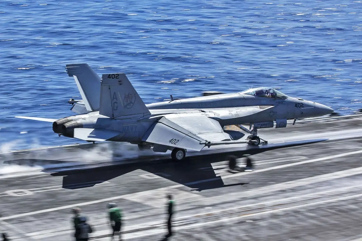 ABD\'ye ait bir FA-18E tipi savaş uçağı denize düştü