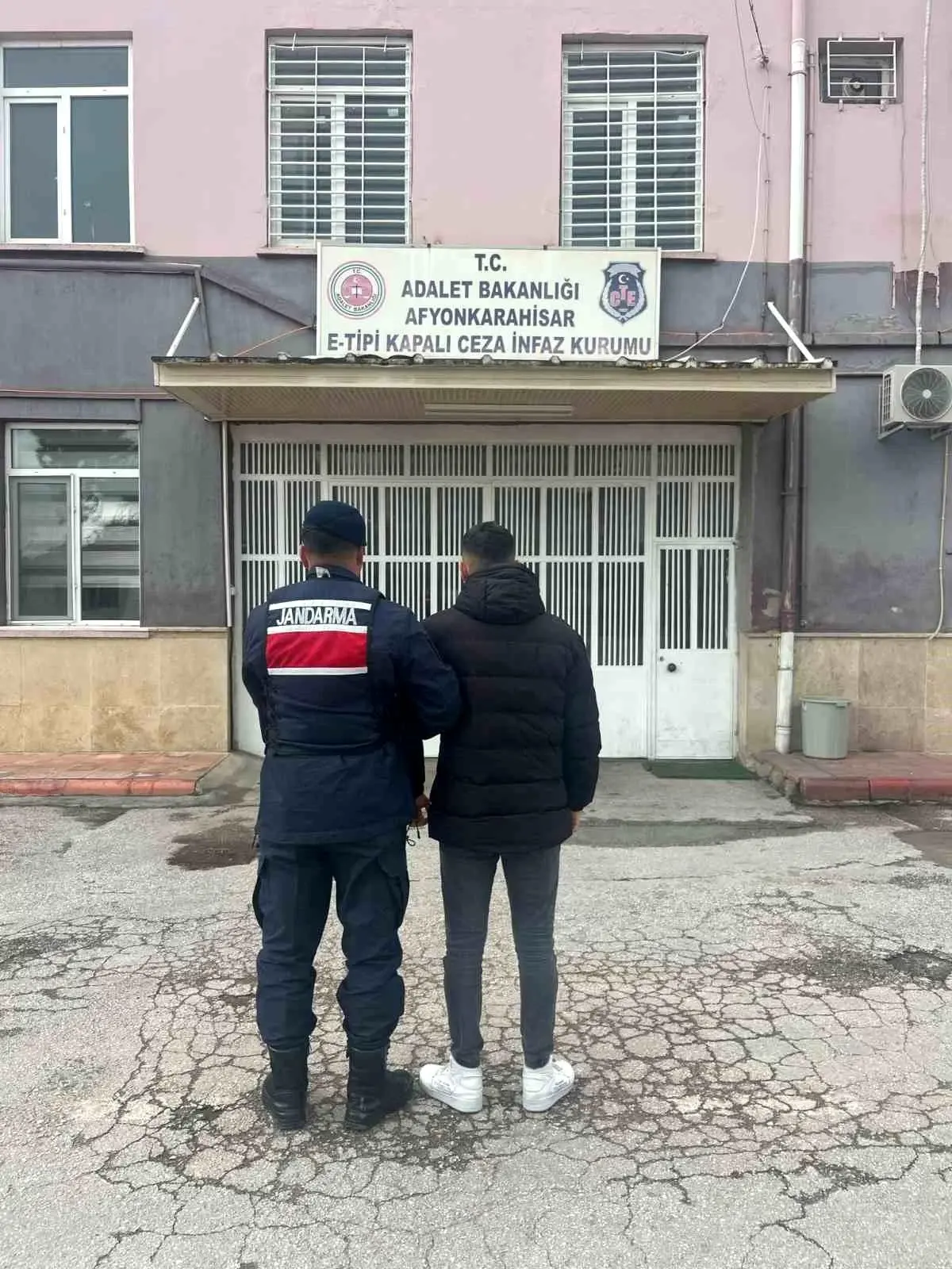 Aranan Şahıs Jandarma Tarafından Yakalandı