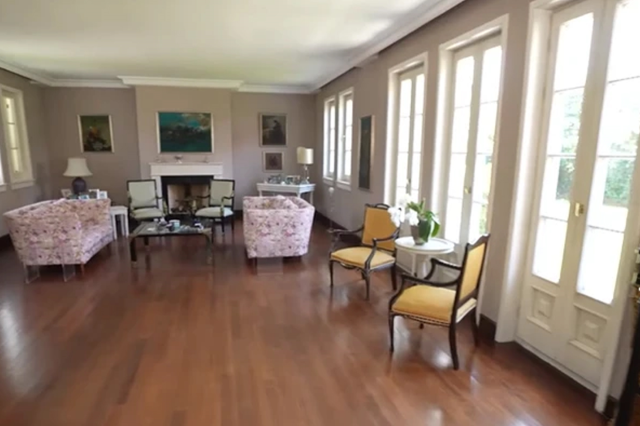 Aşk-ı Memnu dizisinin emektar ismi Zerrin Arbaş'ın görkemli villasının kapıları açtı