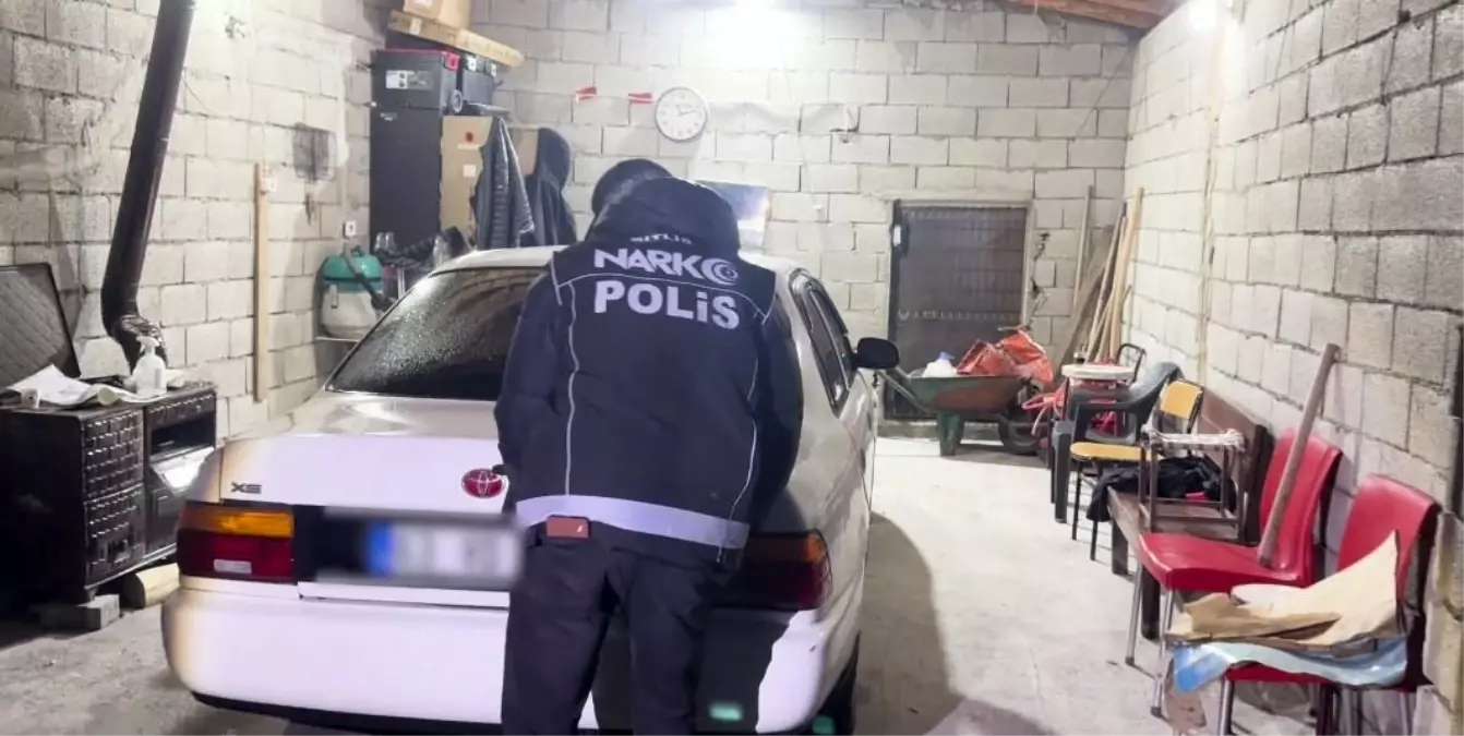 Tatvan\'da Köpek Altında Uyuşturucu Ele Geçirildi