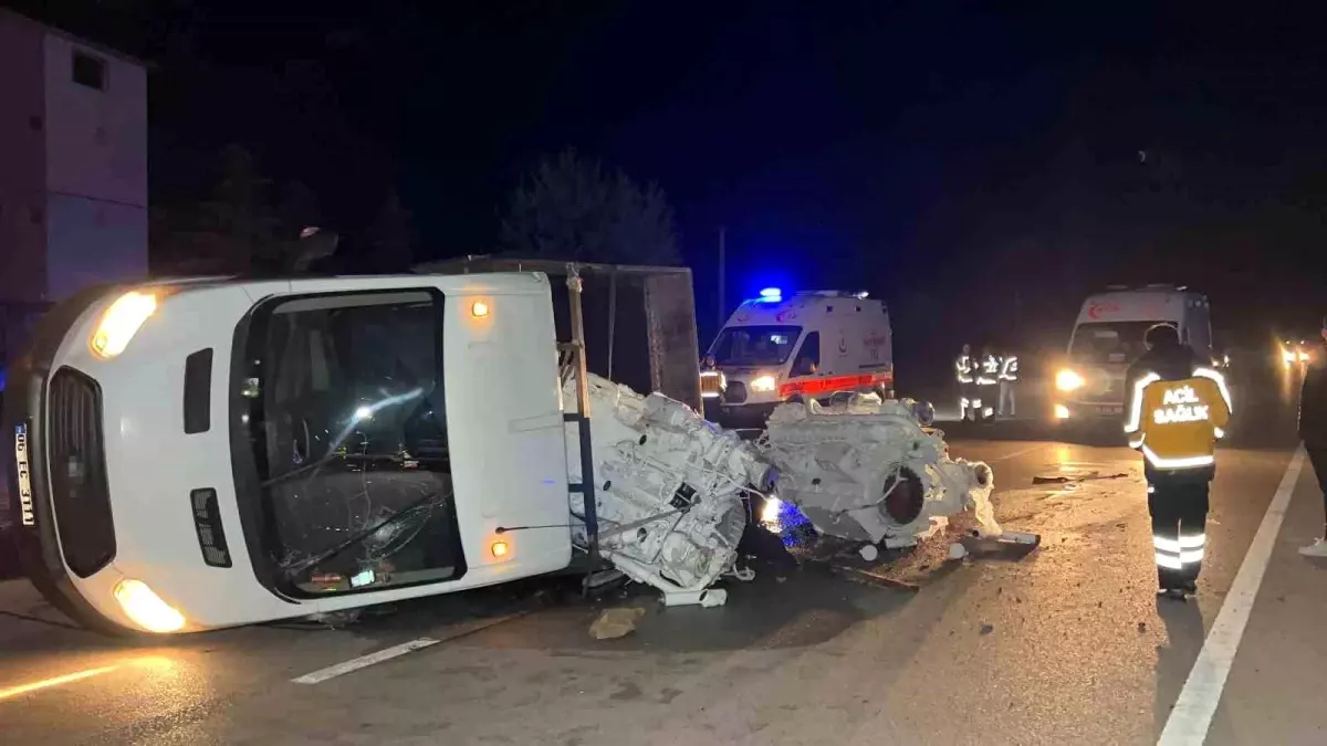 Burdur\'da Kamyonet Devrildi: 2 Yaralı