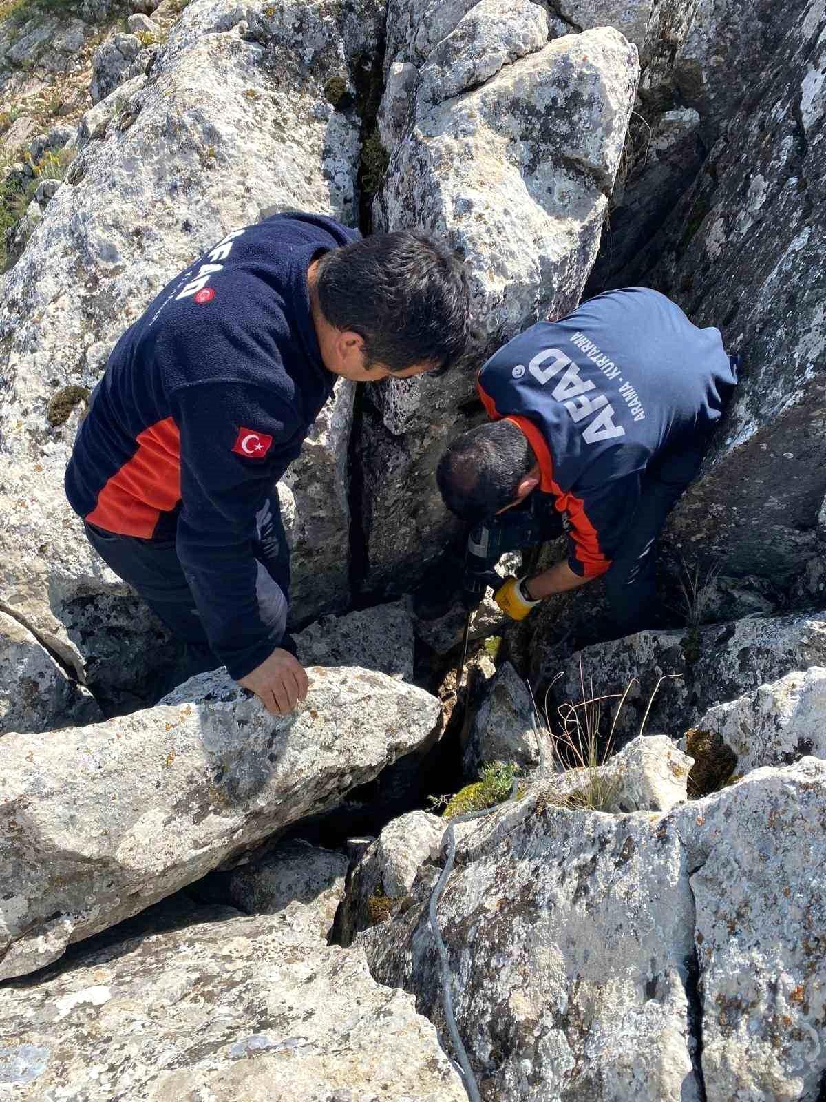 Burdur\'da Kayalıkta Sıkışan Keçi Kurtarıldı