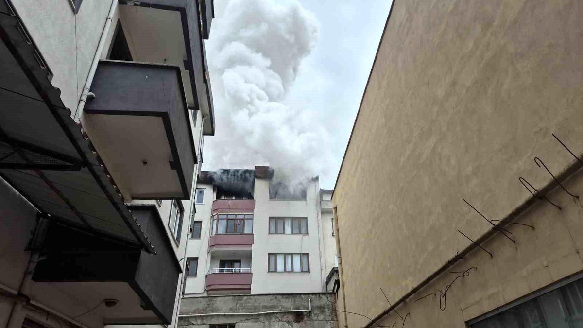 Düzce\'de 5 Katlı Binada Yangın: 3 Kişi Dumandan Etkilendi