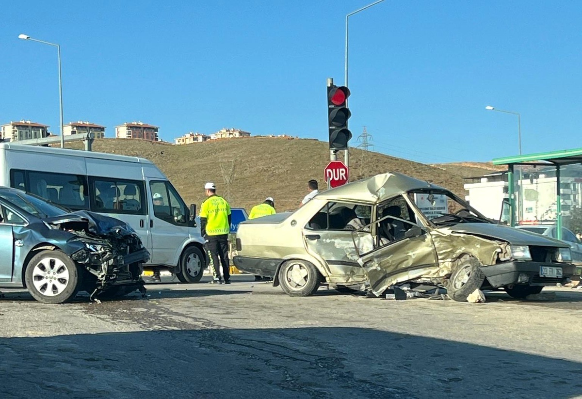 Elazığ\'da Trafik Kazası: 1 Ölü, 3 Yaralı