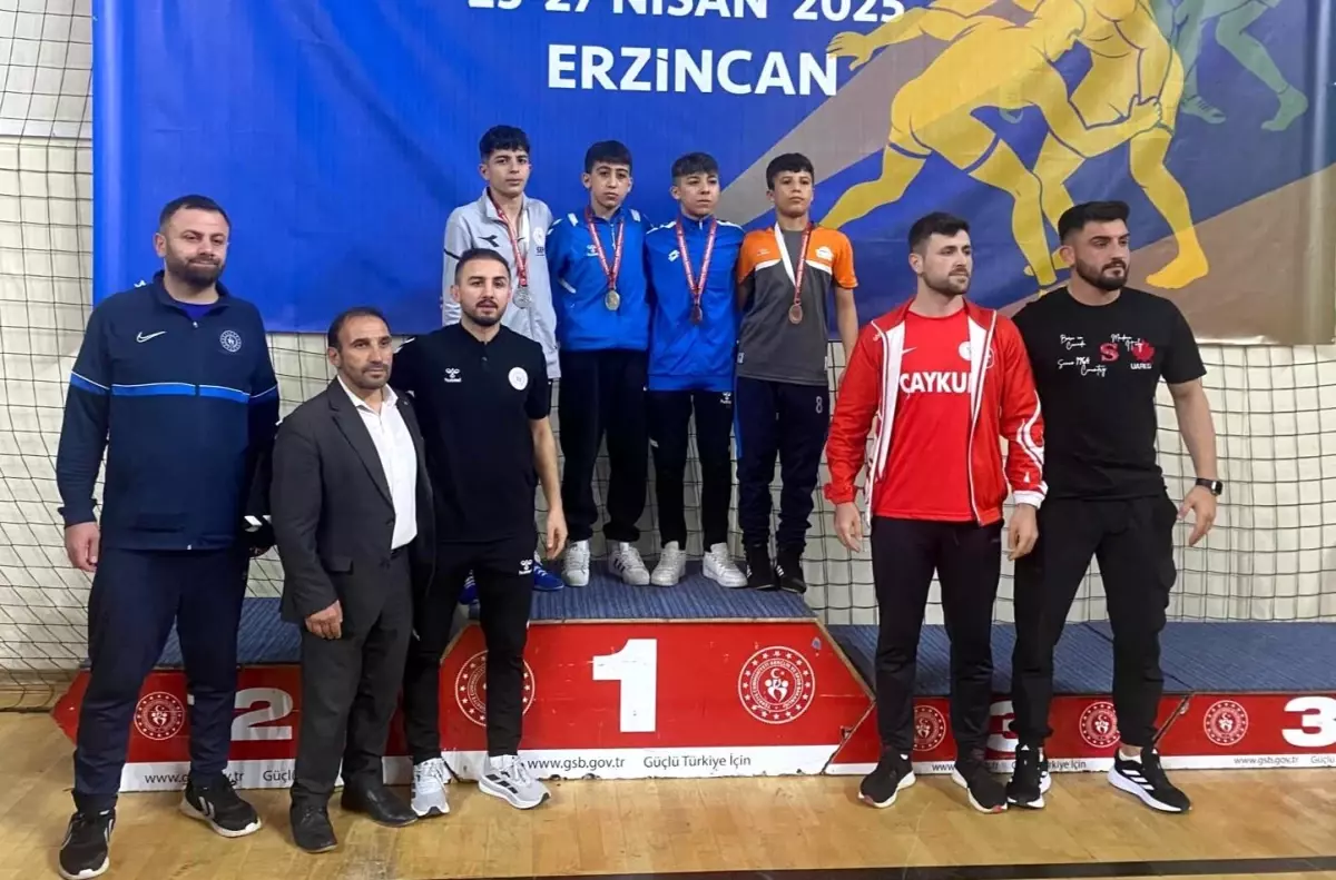 Erzincan\'da U15 Güreş Müsabakaları Yapıldı