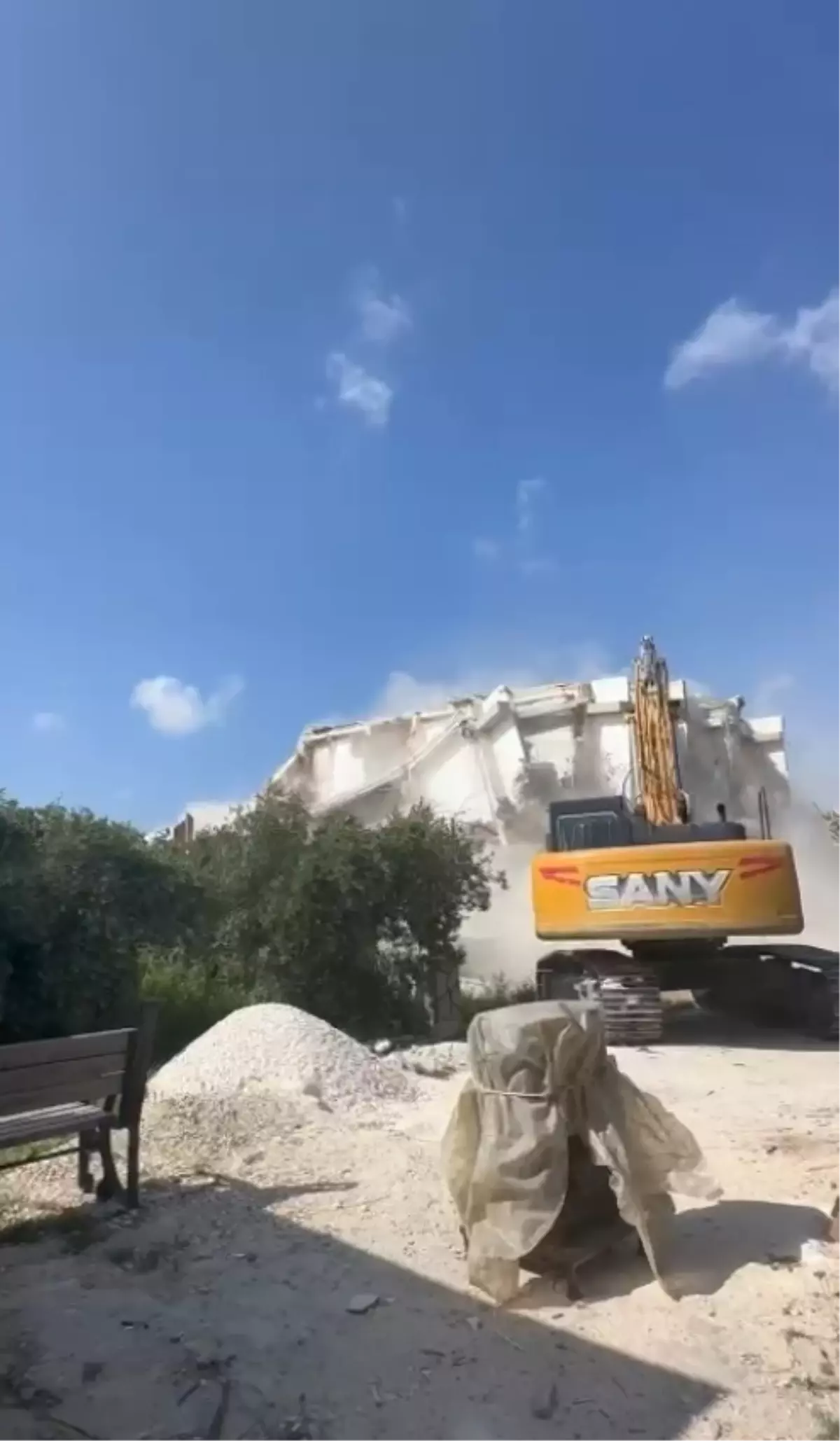 Hatay\'da Depremzedelere Ait Bina Yıkıldı